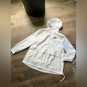 Nike Women’s Windbreaker Raincoat White